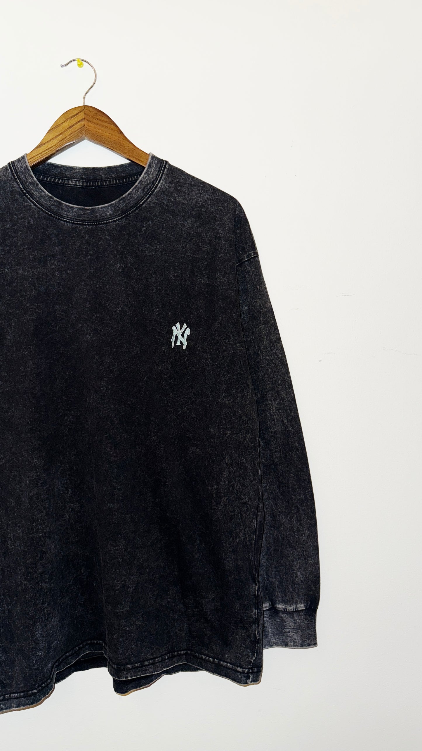 IMT Vintage washed embroidered dripping NY L/S T bk