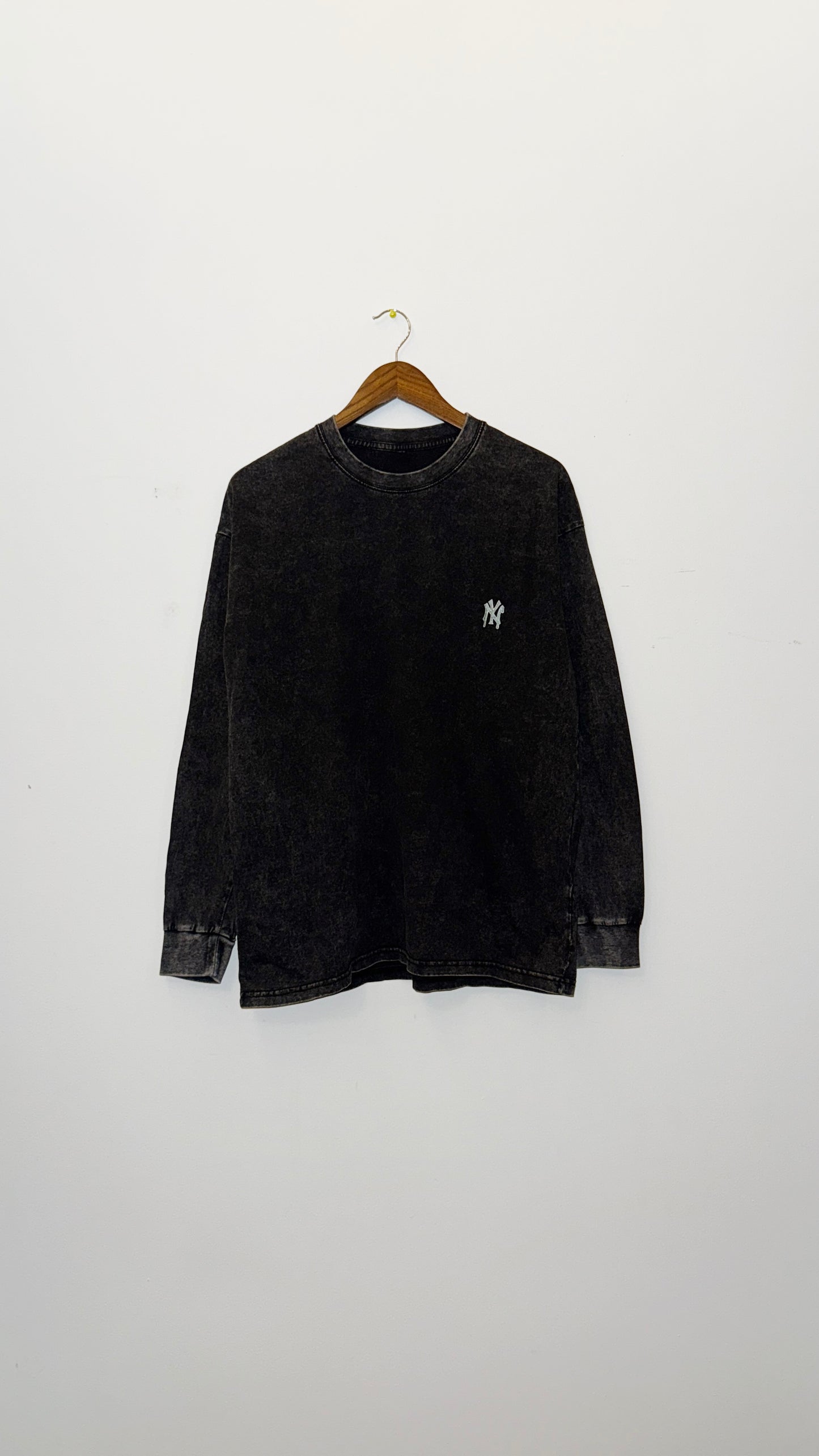 IMT Vintage washed embroidered dripping NY L/S T bk
